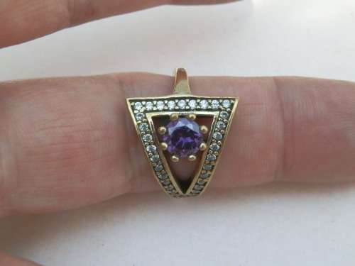 Very nice sterling silver ring with a purple stone - weight 4.7 g.