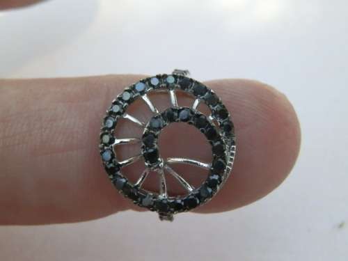 Pretty sterling silver ring with clear and black stones - weight 3 g.