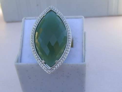 Elegant sterling silver ring with large green stone - weight 8.5 g.