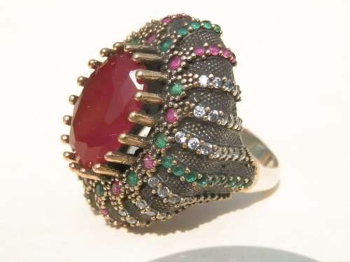 Gorgeous and heavy sterling silver ruby and emerald ring - weight 14.7 g.