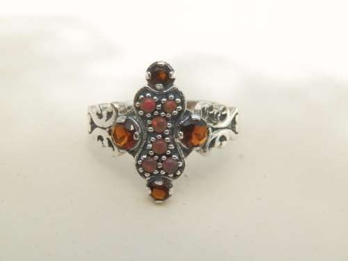 Dazzling sterling silver garnet and opal ring - weight 2.6 g - thirty (30) days to pay.