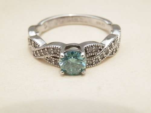 Lovely sterling silver 0.55 ct diamond ring - weight 3.6 g.