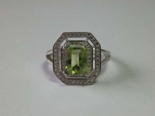 Awesome solid sterling silver peridot and diamond ring - weight 3.3 g.  Thirty (30) days to pay