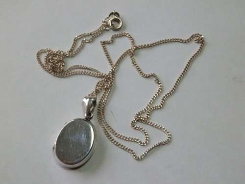 Elegant solid sterling silver locket and chain - weight 6.5 g.