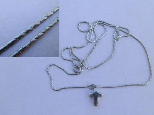 Lovely solid sterling silver pendant and chain - weight 3.9 g.