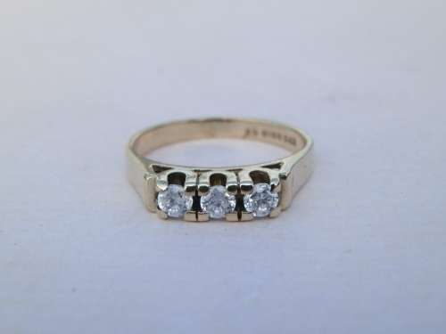 Charming solid 9 ct gold cubic ring - weight 2.5 g.