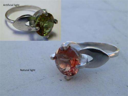 Charming solid sterling silver color-changing Zultanite ring - weight 3.7 g.