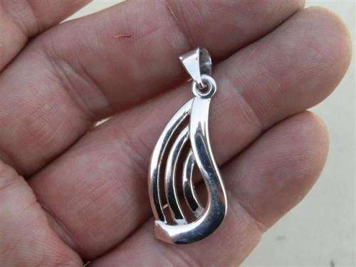 Fabulous solid sterling silver pendant - weight 5.5 g.