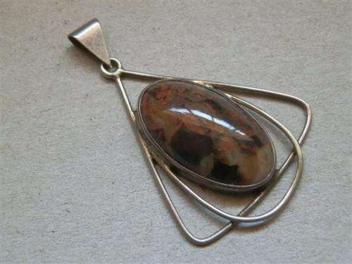 Lovely vintage solid sterling silver pendant - weight 5.5 g.
