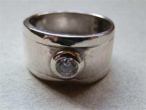 Elegant solid sterling silver ring - weight 6.38 g.
