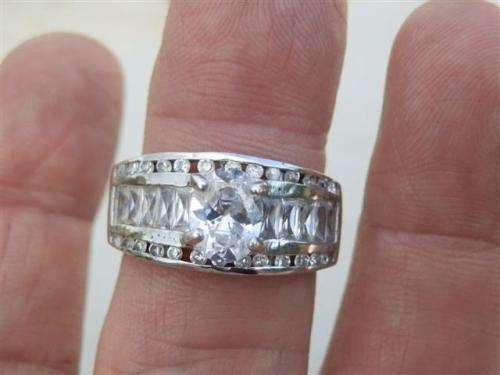 Another sparkling solid sterling silver ring - weight 7.62 g.