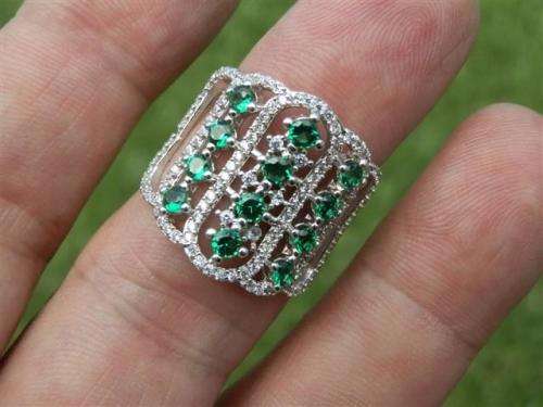 Sparkling solid sterling silver emerald ring - weight 4.73 g.