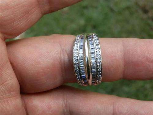Fabulous solid sterling silver ring - weight 5.27 g.