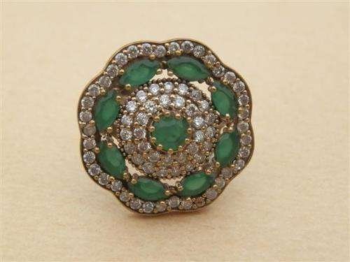Ravishing sterling silver emerald ring - weight 7.85 g.