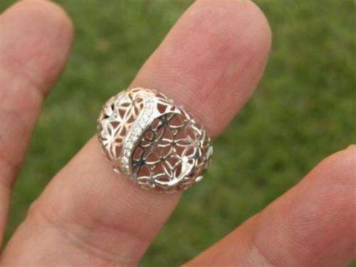 Elegant solid sterling silver ring - weight 2.47 g.
