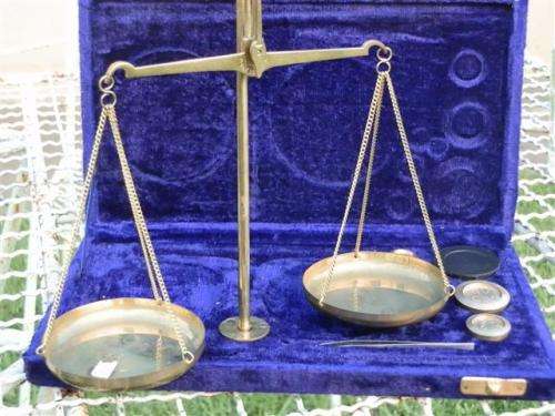 Very nice vintage velvet boxed gold/silver scale and weights