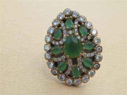 Smashing sterling silver emerald ring - weight 9.86 g.