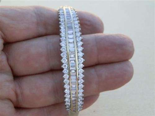 Charming solid sterling silver bangle - weight 18 g.