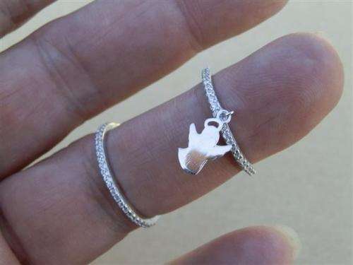 Astonishing solid sterling silver ring with a charm - weight 2.62 g.