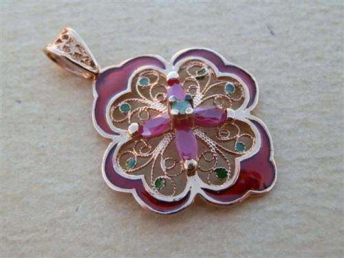 Exquisite solid sterling silver ruby and emerald pendant - weight 2.82 g.
