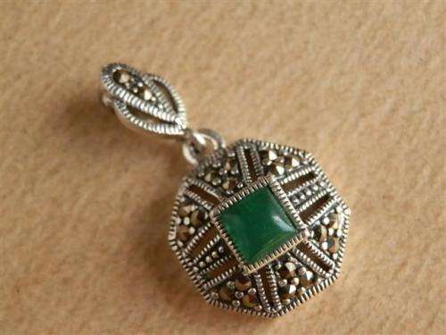 Elegant solid sterling silver green jade pendant - weight 5.63 g.