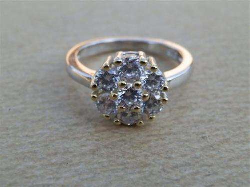 Elegant solid sterling silver cluster ring with yellow gold accent - weight 3.68 g.