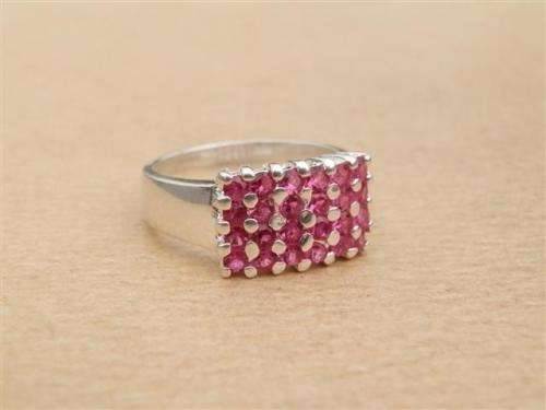 Exquisite solid sterling silver ruby ring - weight 4.69 g.