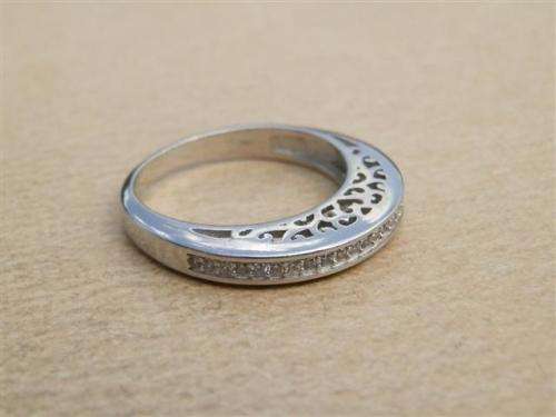 Marvelous solid sterling silver ring - weight 3.39 g.