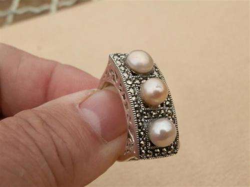 Elegant solid sterling silver real pearl ring - weight 10.20 g.