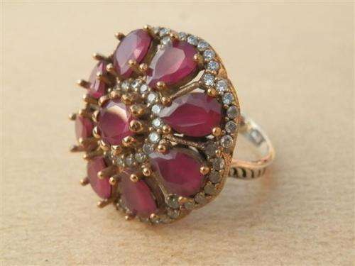 Spectacular sterling silver ruby ring - weight 9.25 g.