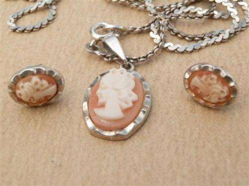 Spectacular solid sterling silver vintage cameo pendant and earring set - weight 10.49 g.