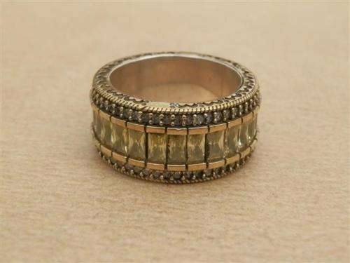 Awesome sterling silver topaz ring - weight 13.37 g.
