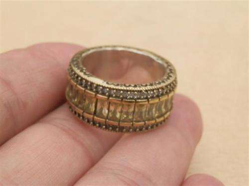 Awesome sterling silver topaz ring - weight 13.37 g.