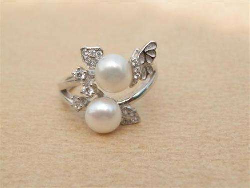 Charming solid sterling silver real pearl and topaz ring - weight 4.52 g.