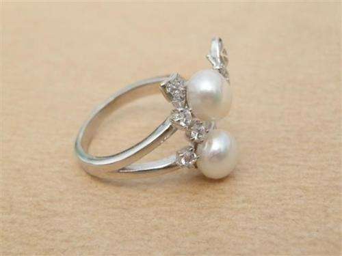 Charming solid sterling silver real pearl and topaz ring - weight 4.52 g.