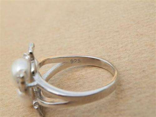 Charming solid sterling silver real pearl and topaz ring - weight 4.52 g.