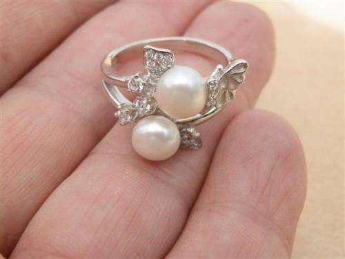 Charming solid sterling silver real pearl and topaz ring - weight 4.52 g.