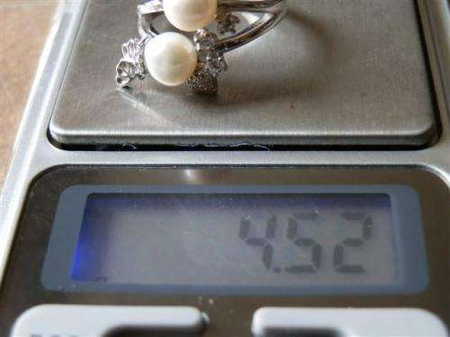 Charming solid sterling silver real pearl and topaz ring - weight 4.52 g.