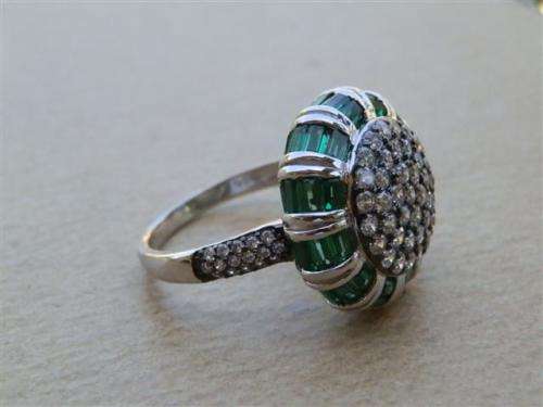 Stunning solid sterling silver ring with green and clear stones - weight 6.94 g.