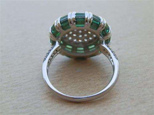 Stunning solid sterling silver ring with green and clear stones - weight 6.94 g.