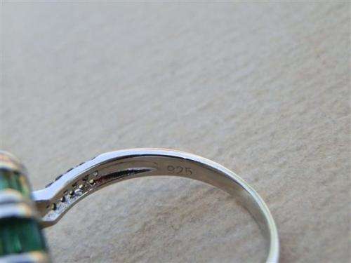 Stunning solid sterling silver ring with green and clear stones - weight 6.94 g.