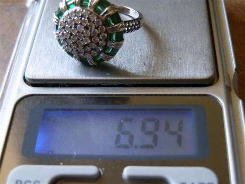 Stunning solid sterling silver ring with green and clear stones - weight 6.94 g.