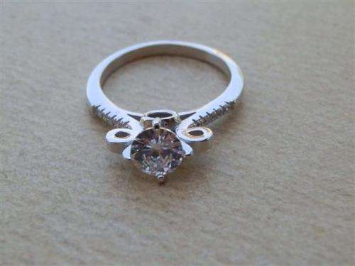 Charming solid sterling silver topaz ring - weight 3.15 g.