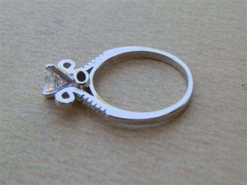 Charming solid sterling silver topaz ring - weight 3.15 g.