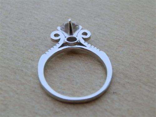 Charming solid sterling silver topaz ring - weight 3.15 g.