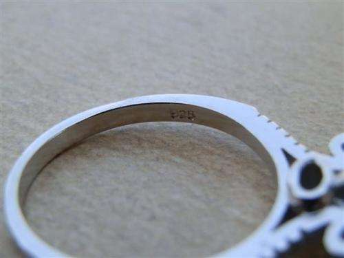 Charming solid sterling silver topaz ring - weight 3.15 g.