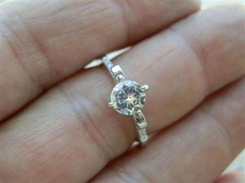 Charming solid sterling silver topaz ring - weight 3.15 g.