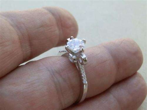 Charming solid sterling silver topaz ring - weight 3.15 g.