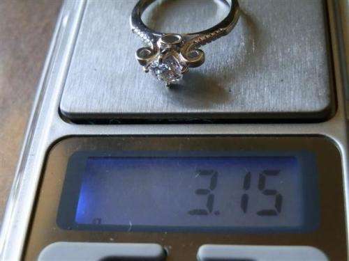 Charming solid sterling silver topaz ring - weight 3.15 g.