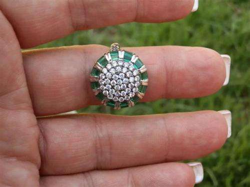 Stunning solid sterling silver ring with green and clear stones - weight 6.94 g.